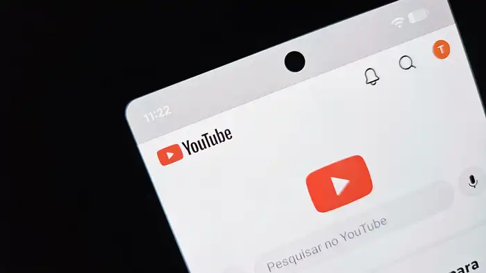 Smartphone com o aplicativo do YouTube aberto mostrando as configurações para limitar o feed do Shorts.