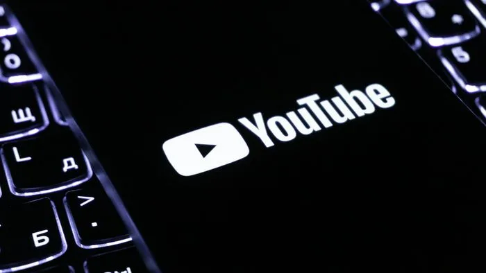 Smartphone exibindo o aplicativo do YouTube com o logo da plataforma, representando a funcionalidade de Shorts com imagens.
